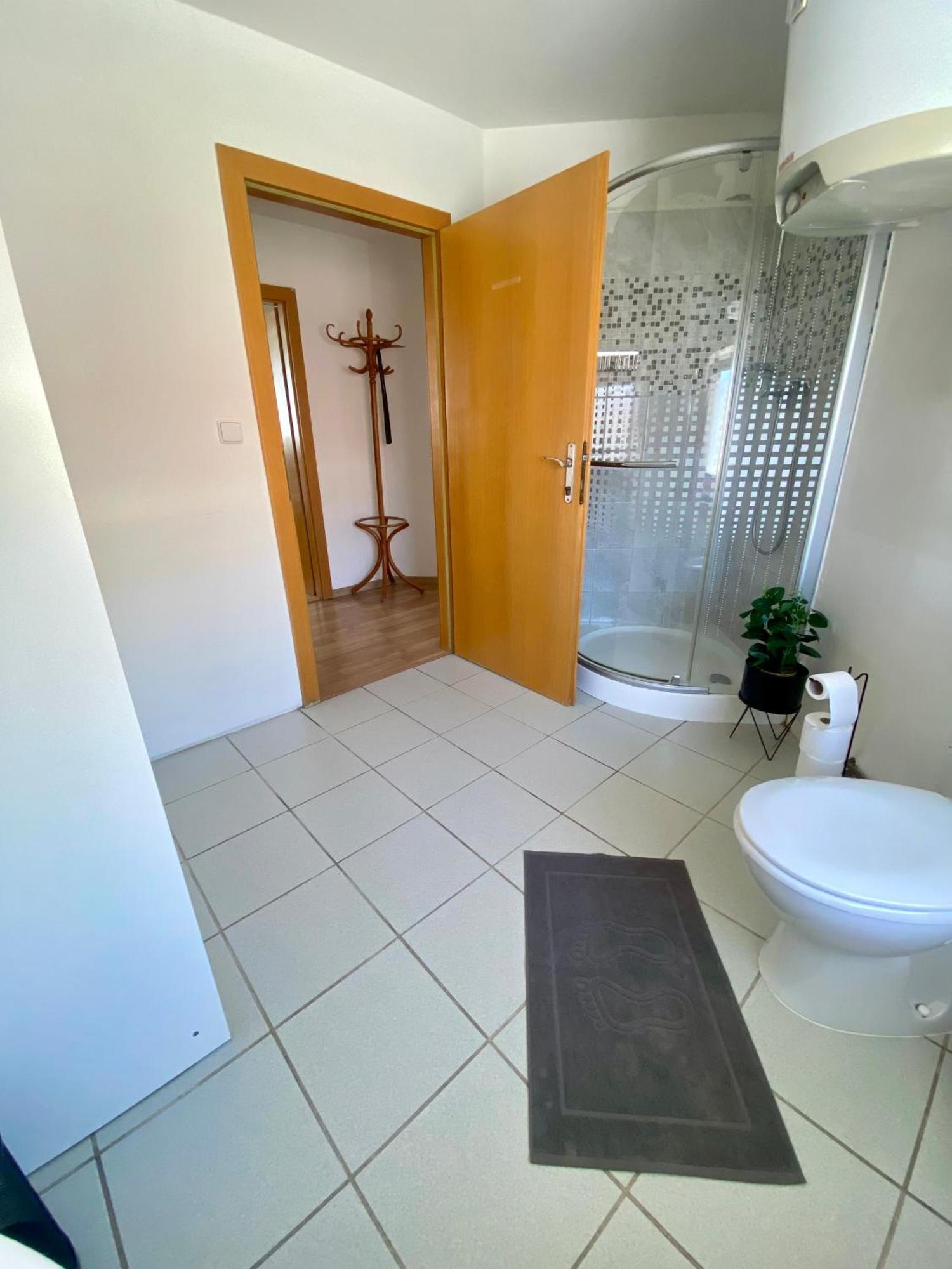 3-Bedroom Apartment In Rajhrad, With Kitchen, 2 Bathrooms, Parking מראה חיצוני תמונה