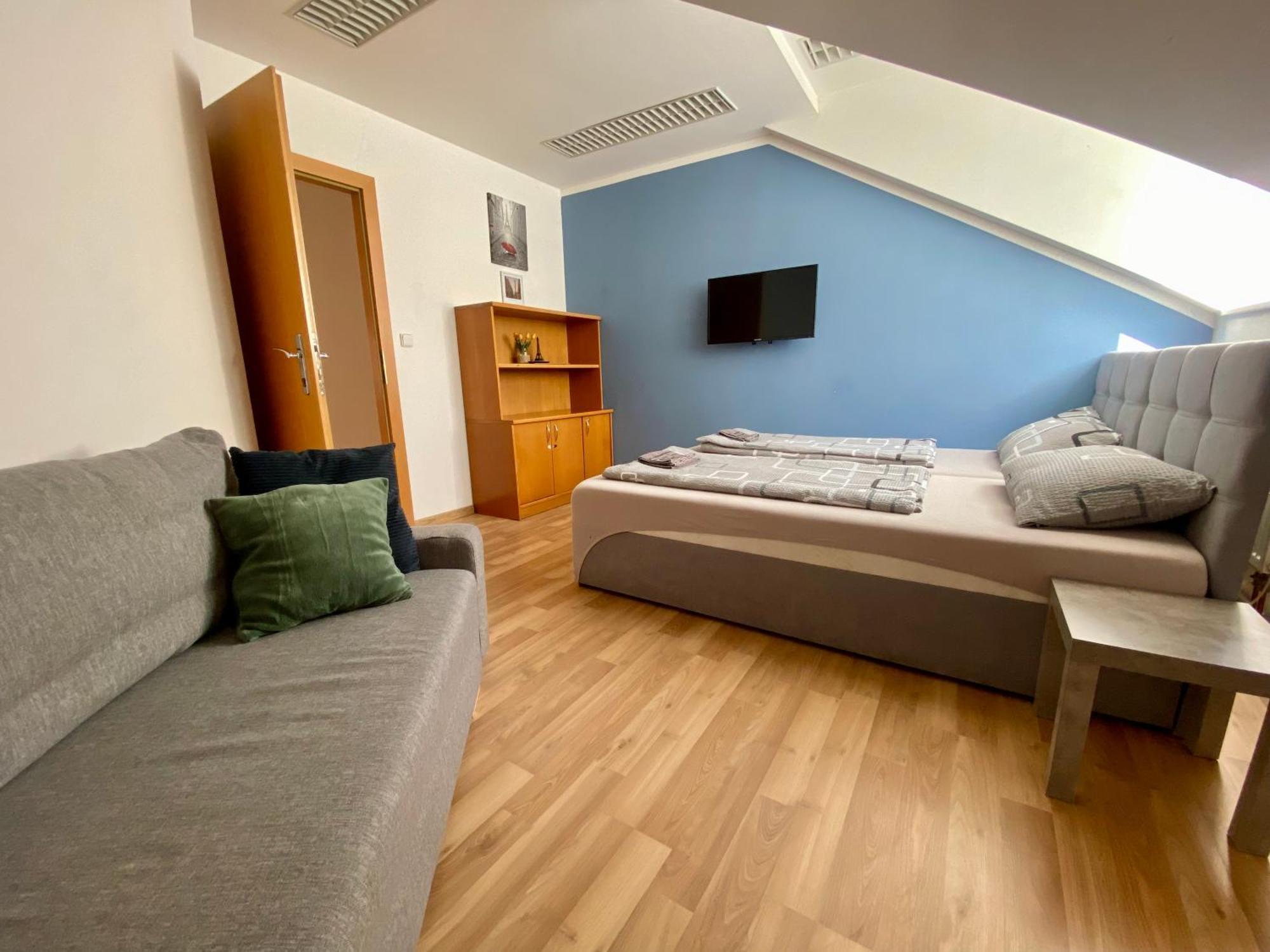 3-Bedroom Apartment In Rajhrad, With Kitchen, 2 Bathrooms, Parking מראה חיצוני תמונה